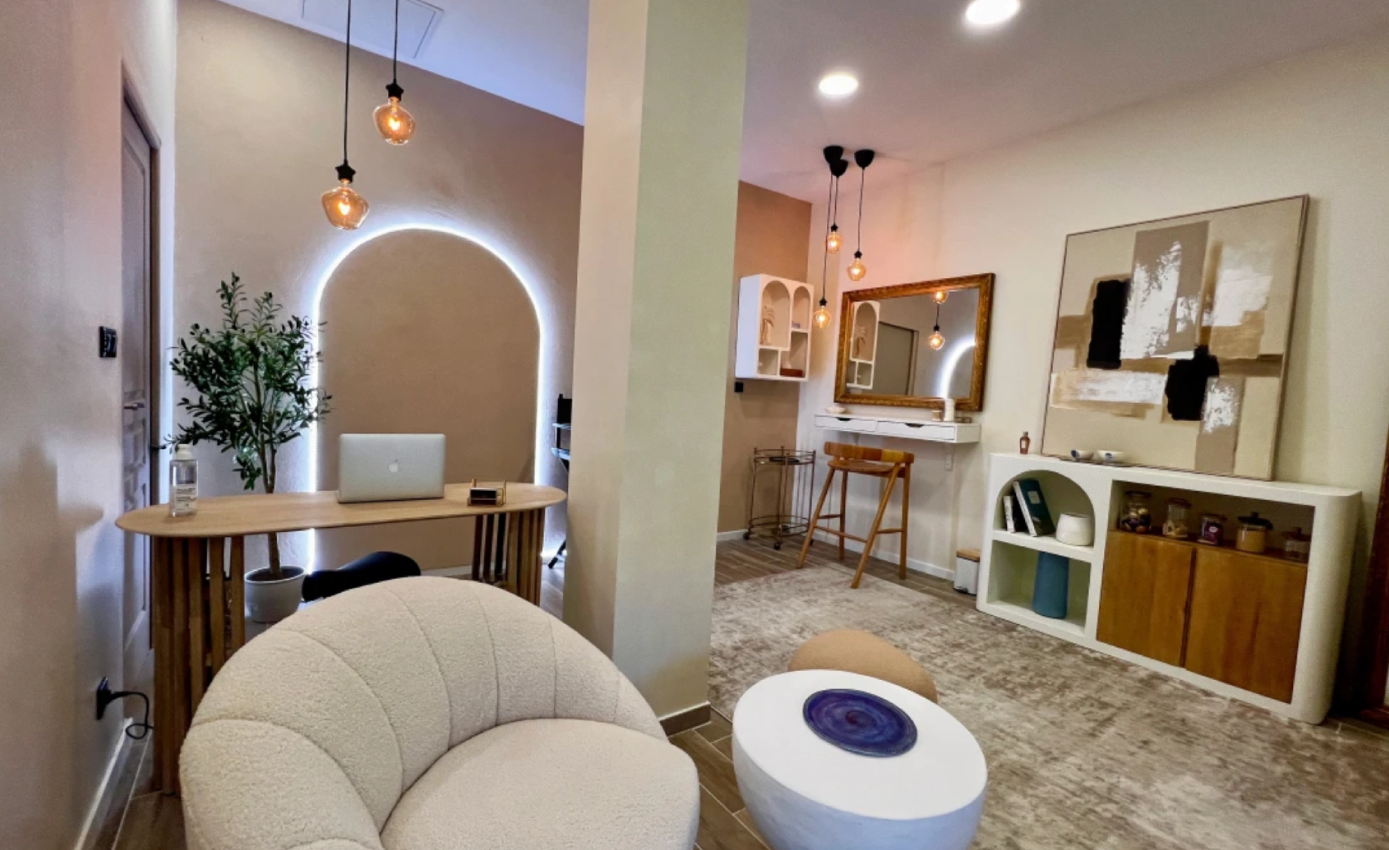 salon MAKEUP by MOLLY